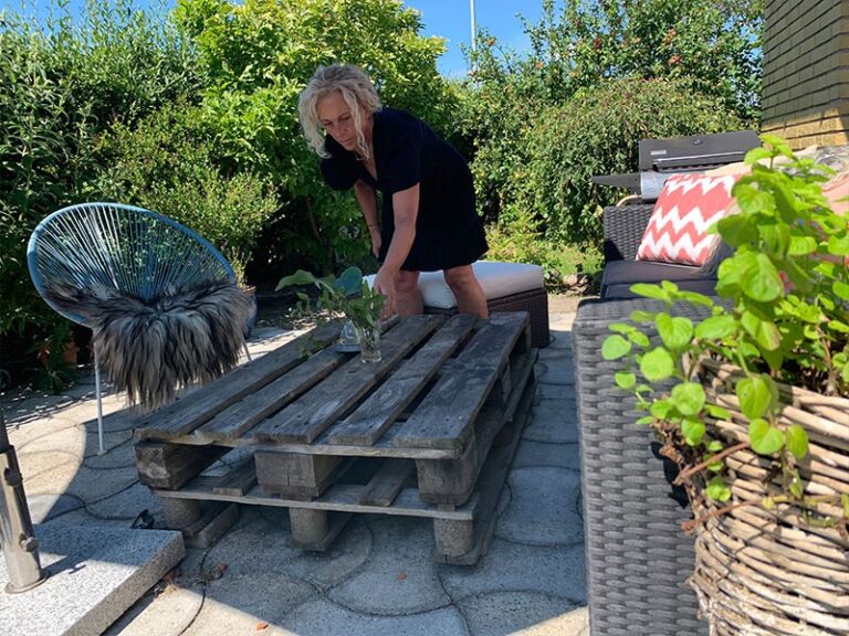 Erhvervs- og Boligstylist Charlotte arrangerer havemøbler