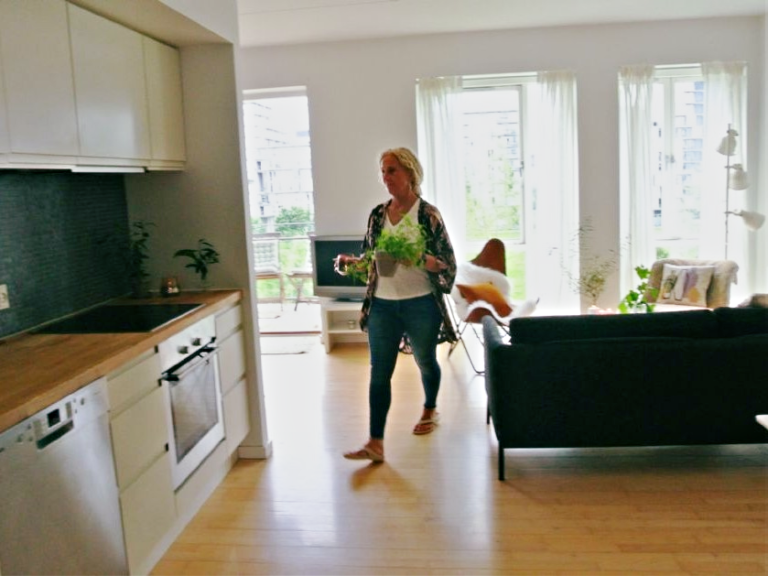 Erhvervs- og Boligstylist Charlotte med plante