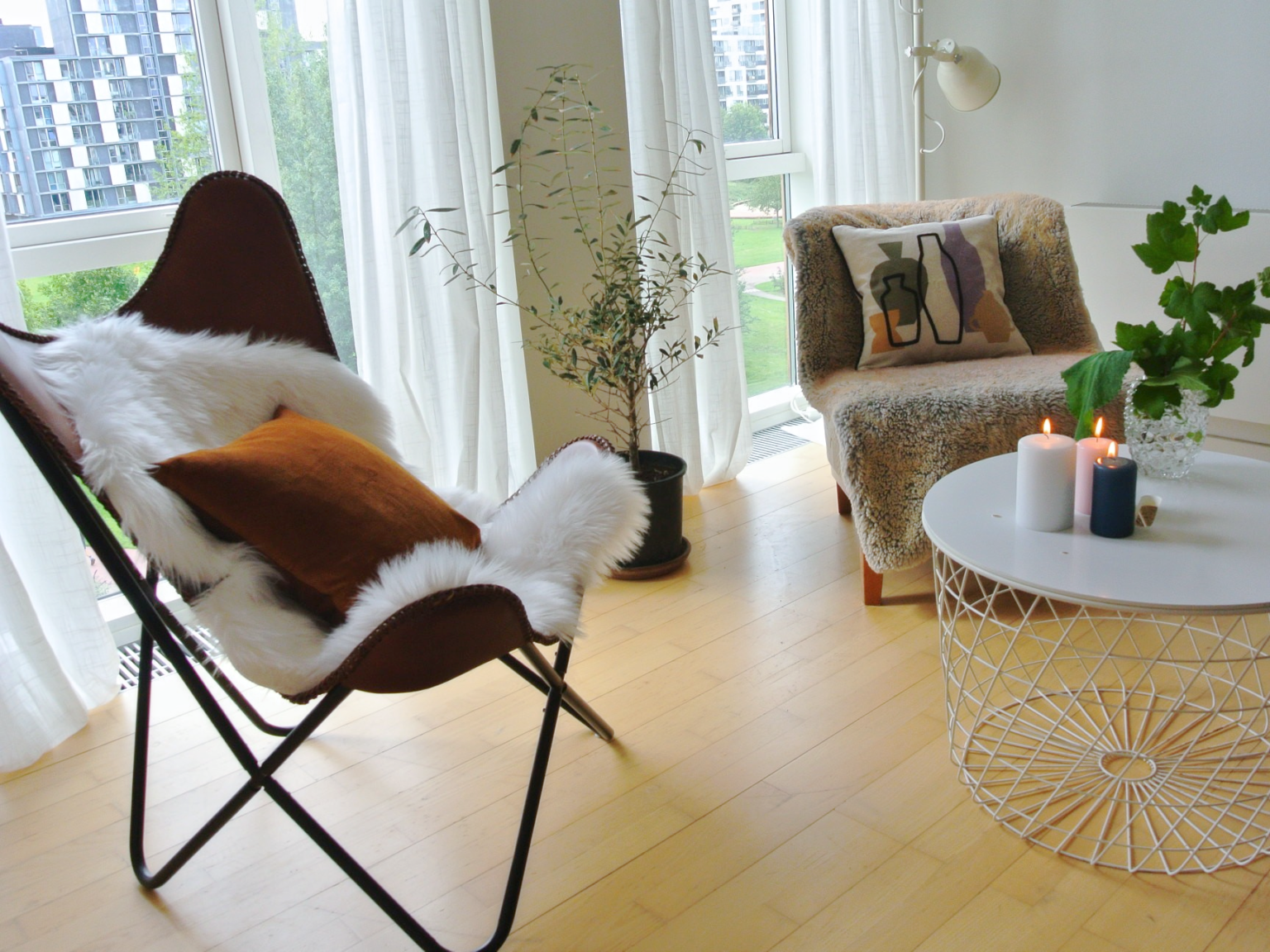 Loungeområde ved vindue af Erhvervs- og Boligstylist Charlotte Rasch